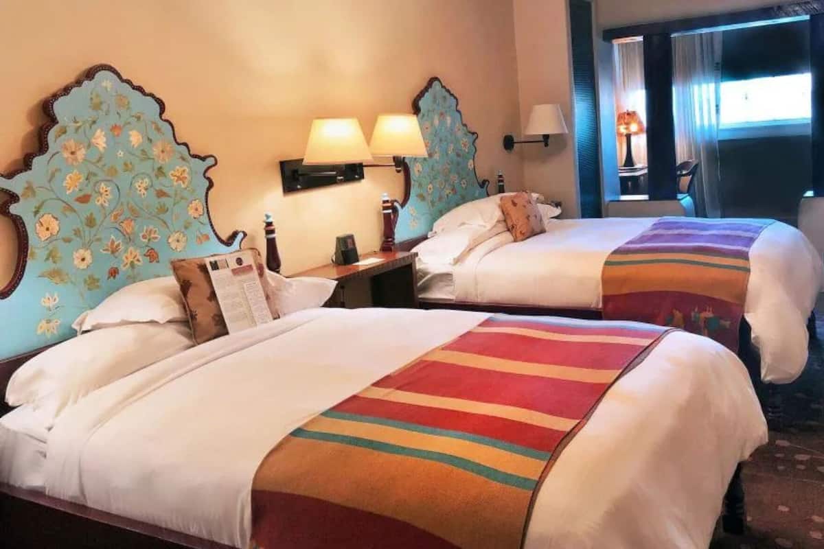 Rom – deluxe, 2 dobbeltsenger | Sengetøy av topp kvalitet, senger med overmadrass og safe på rommet