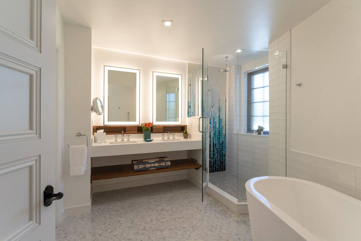 suite, 1 king bed | premium bedding, pillow-top beds, in-room safe, desk