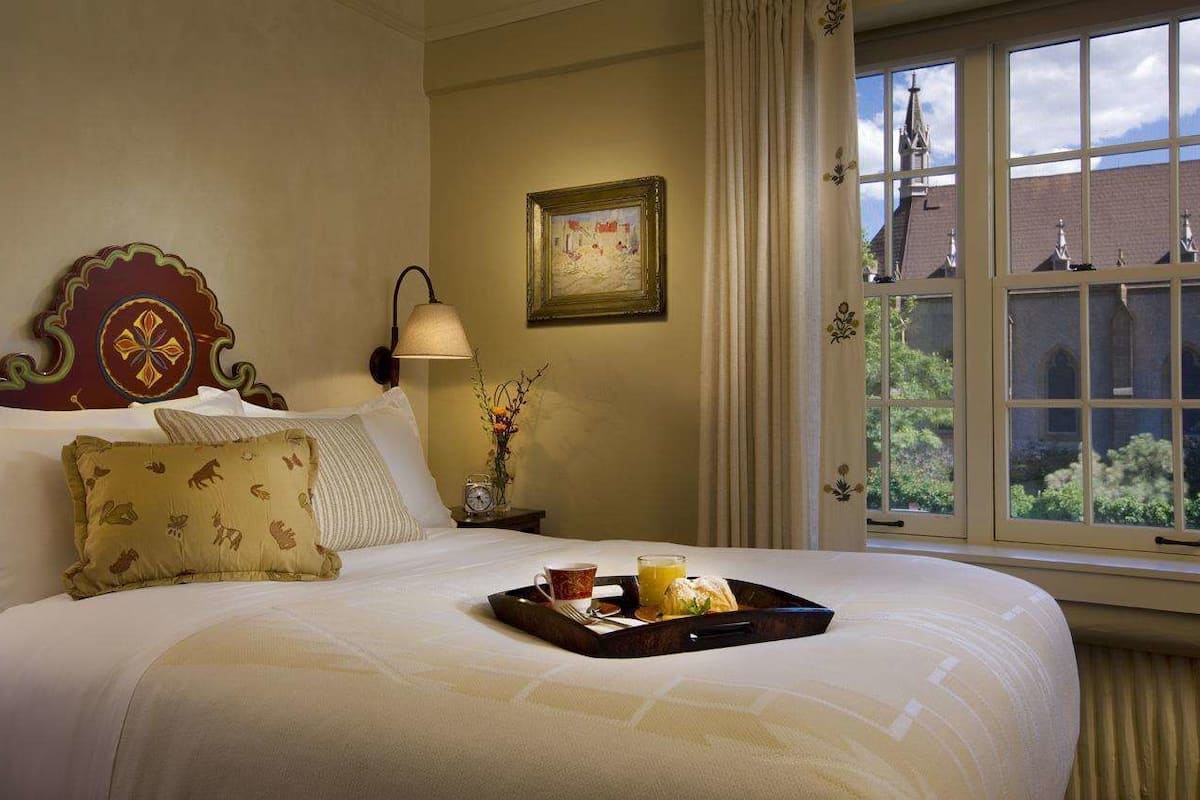 Room, 1 King Bed | Premium bedding, pillowtop beds, in-room safe, desk