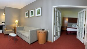 Blackout drapes, iron/ironing board, cribs (free), WiFi (free) - Baymont by Wyndham Waunakee (Waunakee)