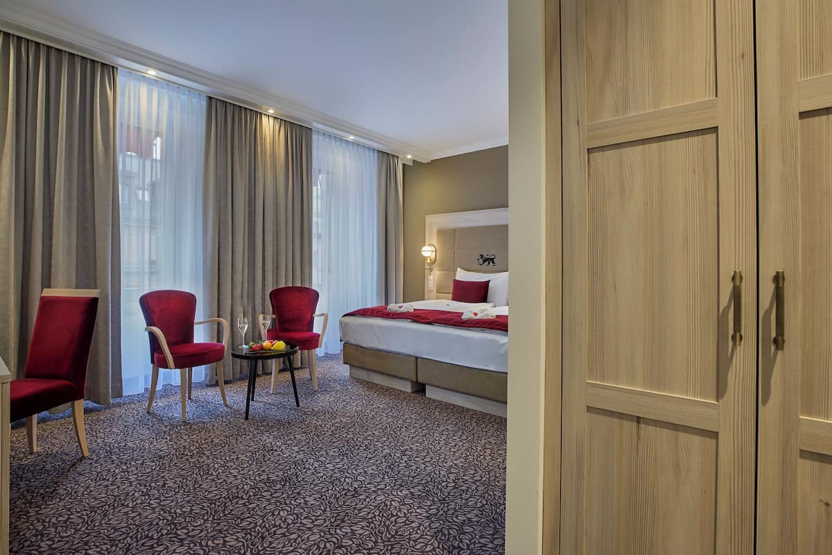 Junior Suite, Balcony | 1 bedroom, minibar, in-room safe, soundproofing