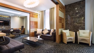 Suite presidencial, 1 habitación, balcón | Área de sala de estar | Televisión de pantalla plana