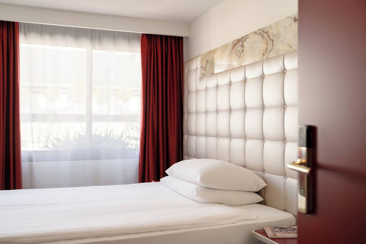 Minibar, caja de seguridad en la habitación y sistema de insonorización 