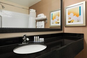 Combined shower/tub, eco-friendly toiletries, hair dryer, towels - Fairfield Inn & Suites Omaha East/Council Bluffs, IA (Council Bluffs)