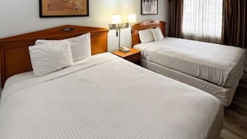 Escritorio, cortinas blackout, wifi gratis y ropa de cama