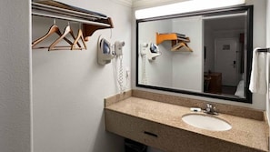 Ensemble baignoire-douche, articles de toilette écologiques