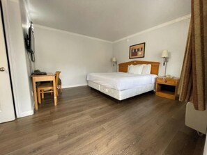 Desk, blackout curtains, free WiFi, bed sheets - Motel 6 San Francisco, CA - Lombard Street (San Francisco)