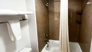 Combined shower/bathtub, eco-friendly toiletries, towels