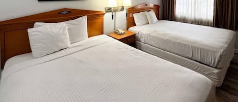 Työpöytä, pimennysverhot, ilmainen Wi-Fi, vuodevaatteet