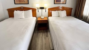 Escritorio, cortinas blackout, wifi gratis y ropa de cama