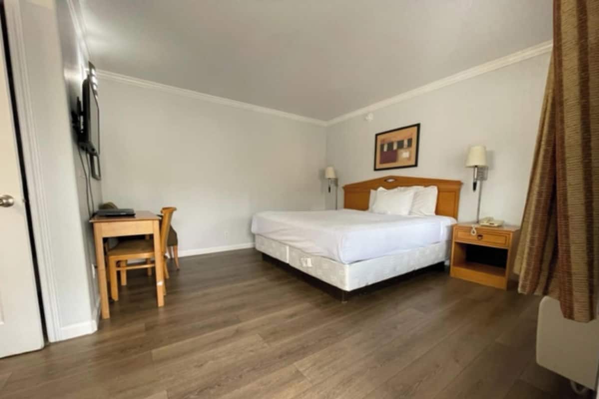 Desk, blackout drapes, free WiFi, bed sheets