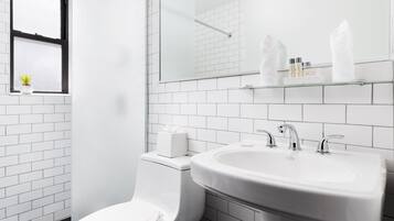 Dusche, umweltfreundliche Kosmetikartikel, Haartrockner, Handtücher