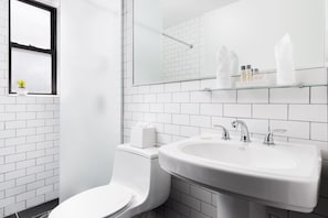 Ducha, artículos de tocador ecológicos, secador de pelo, toallas