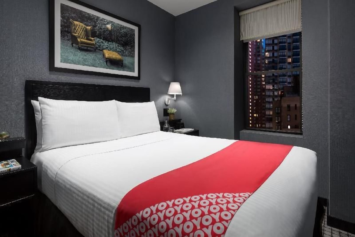 Egyptian cotton sheets, premium bedding, in-room safe, desk
