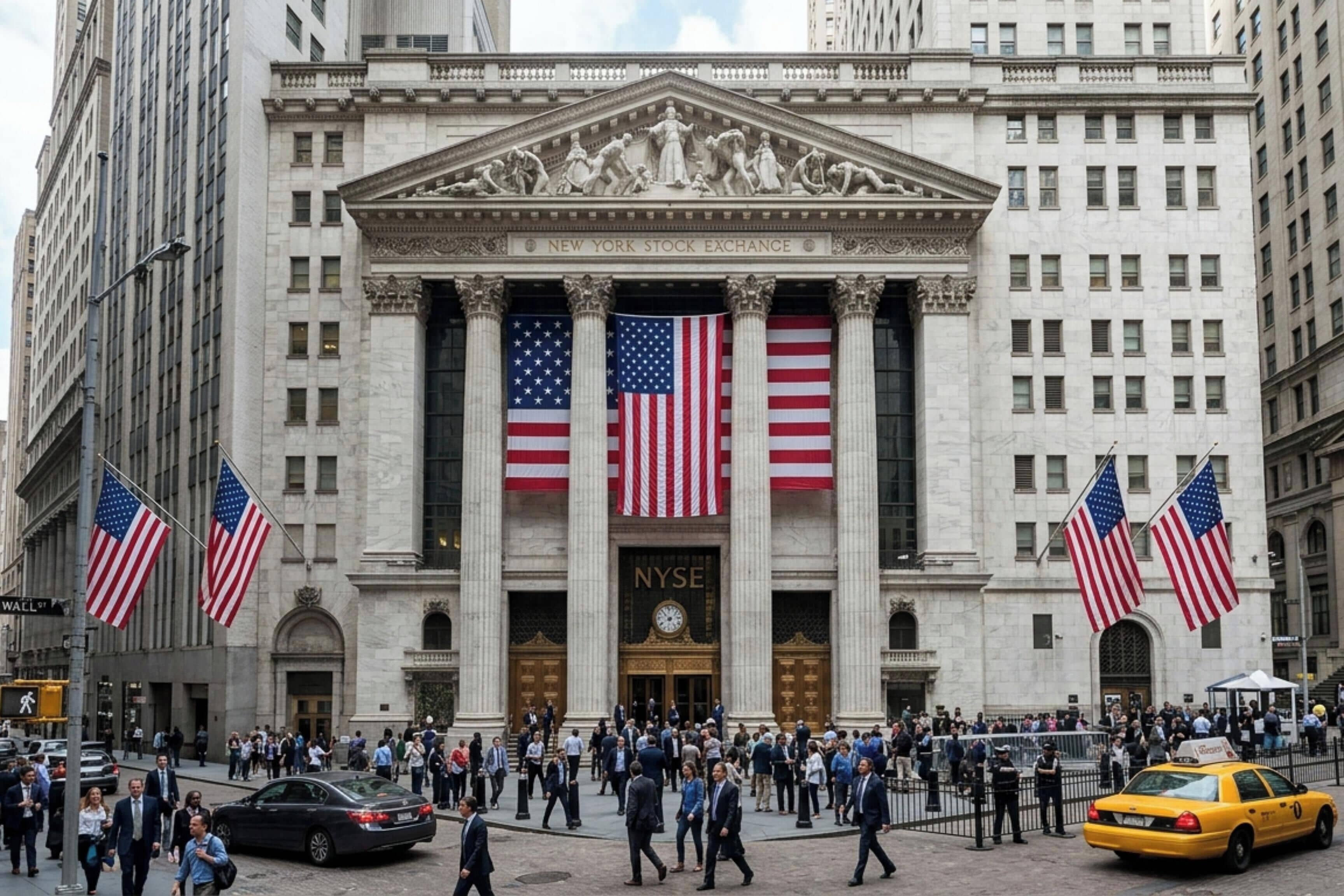 En stor, historisk bygning med søjler, en markant indgang og flere amerikanske flag.