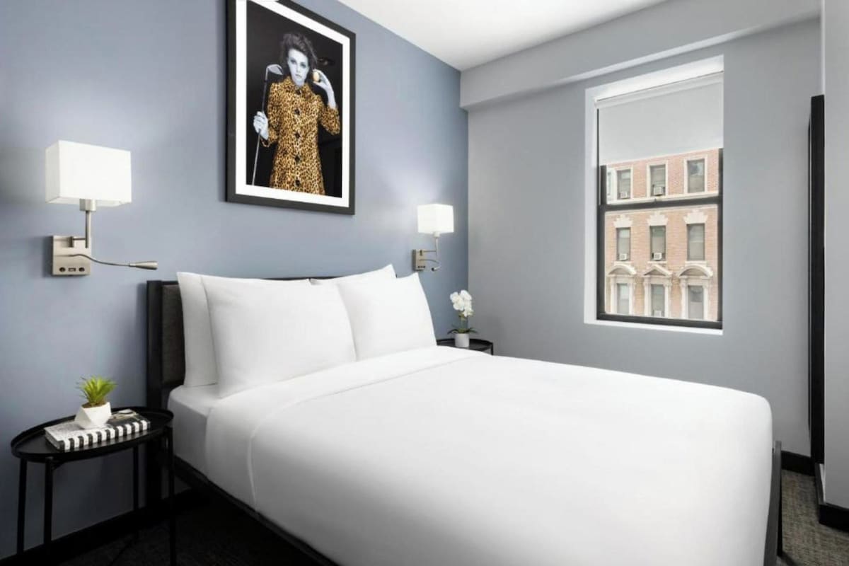 Egyptian cotton sheets, premium bedding, in-room safe, desk