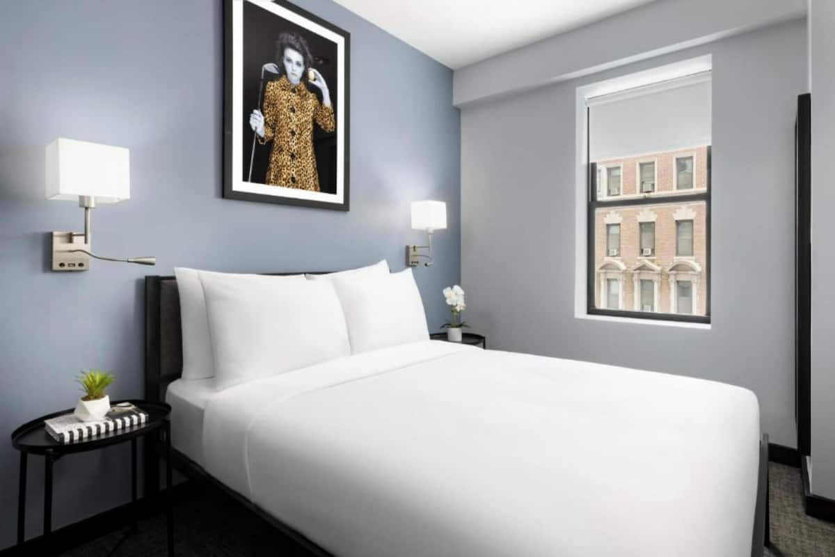 Egyptian cotton sheets, premium bedding, in-room safe, desk