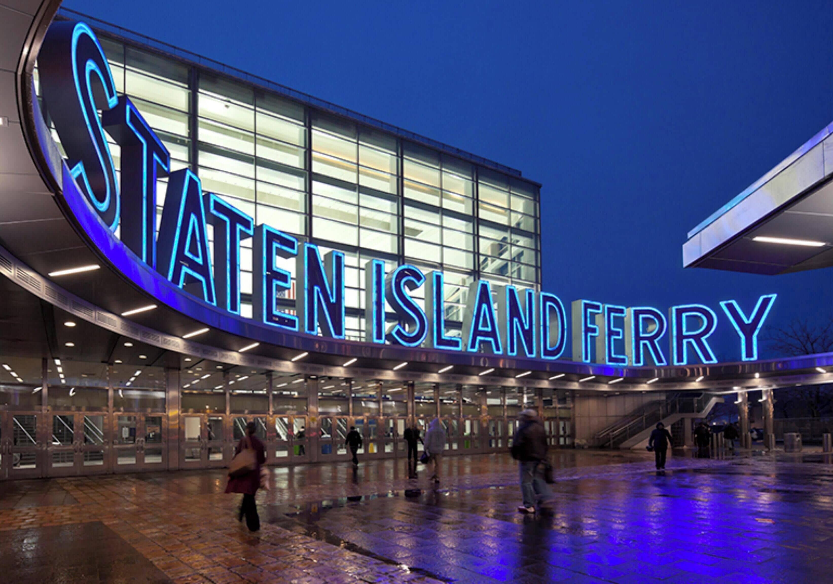 Un edificio moderno con un gran letrero iluminado que dice 'Staten Island Ferry'.