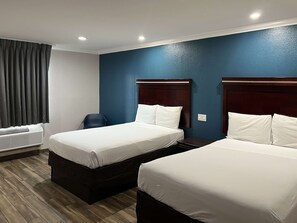 Chambre Standard, 2 grands lits, non-fumeur, réfrigérateur et four à micro-ondes | Bureau, fer et planche à repasser, accÚs au Wi-Fi (inclus)