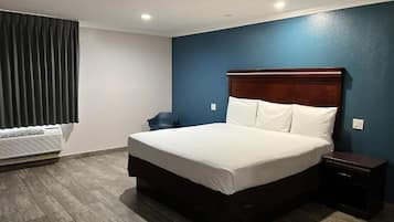 Een bureau, een laptopwerkplek, een strijkplank/strijkijzer, gratis wifi