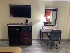 Een bureau, een strijkplank/strijkijzer, gratis wifi, beddengoed