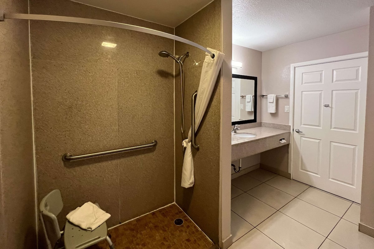 Combined shower/tub, eco-friendly toiletries, hair dryer, towels