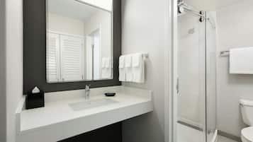 Combined shower/tub, free toiletries, hair dryer, towels