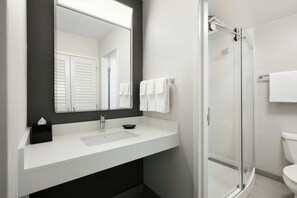 Combined shower/tub, free toiletries, hair dryer, towels