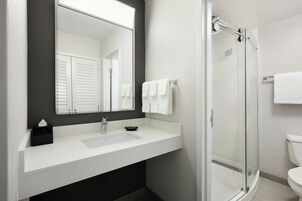 Combined shower/tub, free toiletries, hair dryer, towels