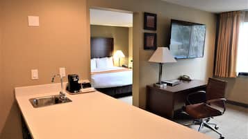 1 King Bed, Suite, Nonsmoking, Upgrade | 거실 공간 | 케이블 채널 시청이 가능한 55인치 LED TV, TV