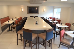 Free daily buffet breakfast  - Comfort Inn & Suites Beaverton - Portland West (Beaverton)