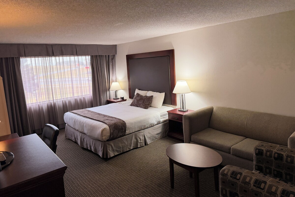 Standard Room, 1 King Bed, Non Smoking | Premium bedding, pillowtop beds, in-room safe, desk