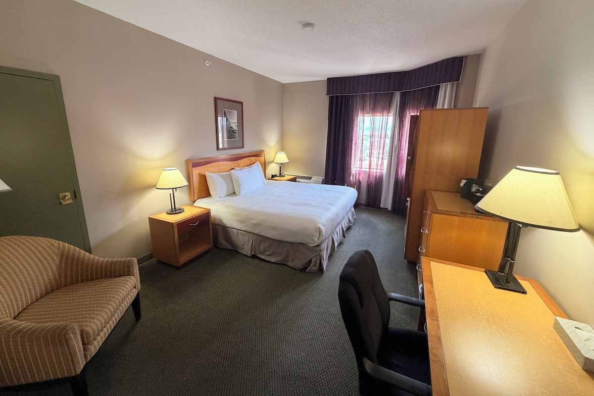 1 King Bed, Superior Room, Non-Smoking, No Pets | Sengetøy av topp kvalitet, senger med overmadrass og safe på rommet