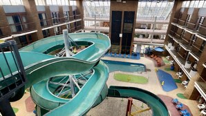 Un parc aquatique intérieur à plusieurs niveaux, doté de toboggans et de piscines.
