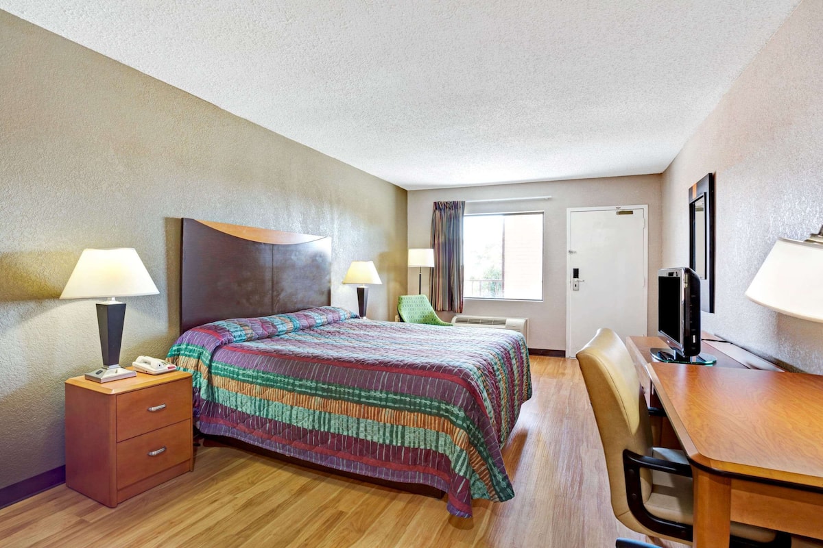 Room, 1 King Bed, Smoking | Blackout drapes, iron/ironing board, free WiFi, bed sheets