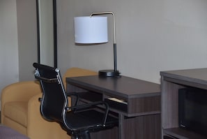1 dormitori, cortines opaques i planxa i posts de planxar