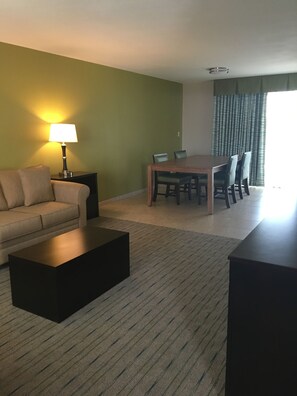 Standardzimmer, 1 Schlafzimmer, Küche | 1 Schlafzimmer, Schreibtisch, Verdunkelungsvorhänge