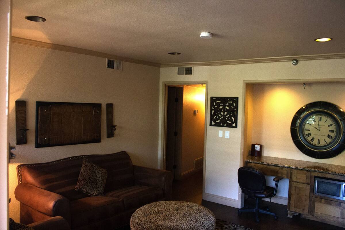 Deluxe Room, 1 Bedroom | 1 bedroom, desk, blackout curtains, iron/ironing board