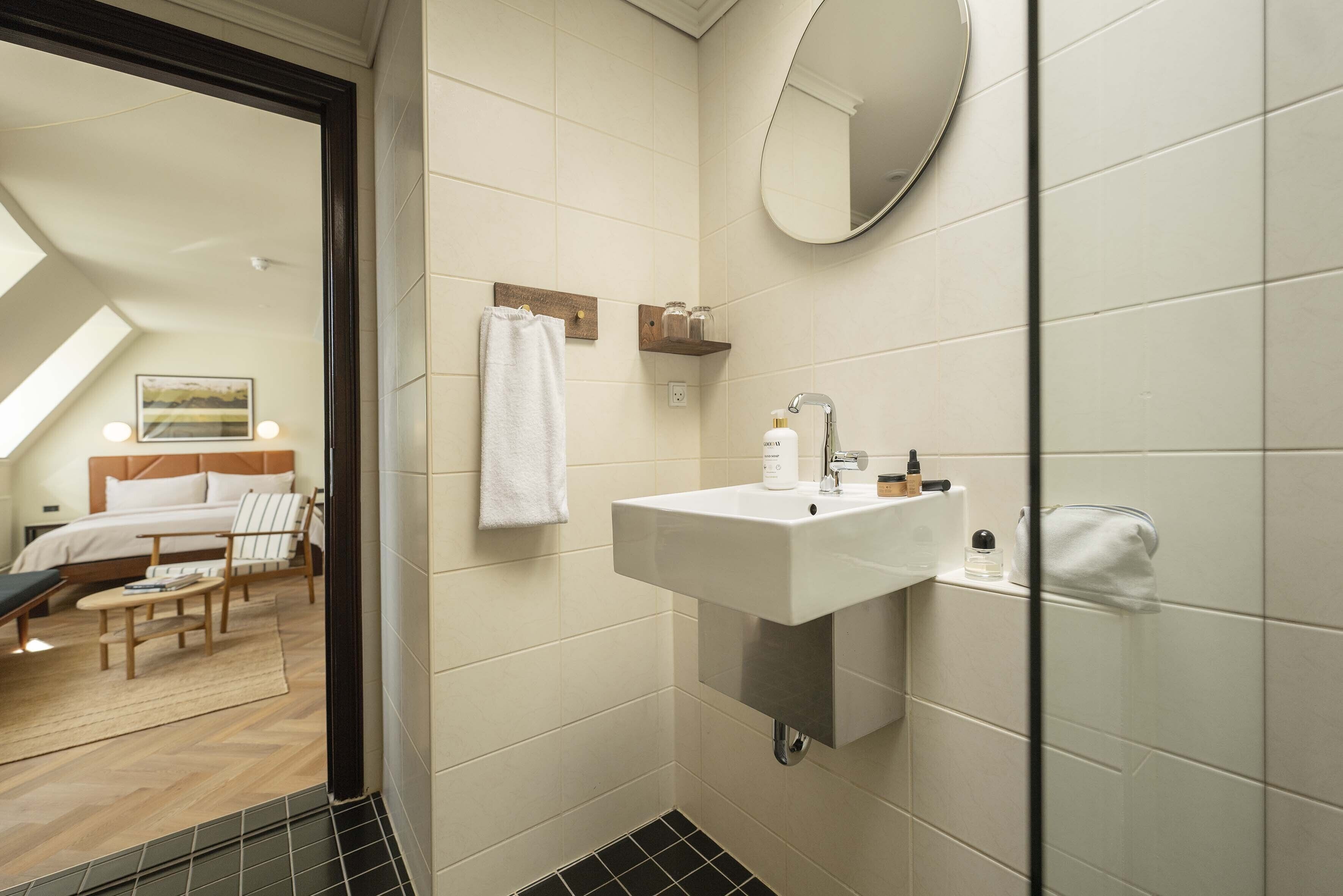 deluxe king room | bathroom | rainfall showerhead, hair dryer, towels