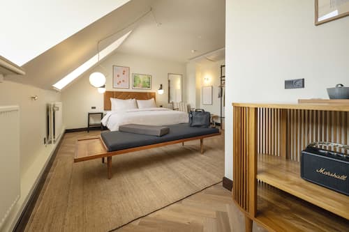 Free WiFi, bed sheets, alarm clocks