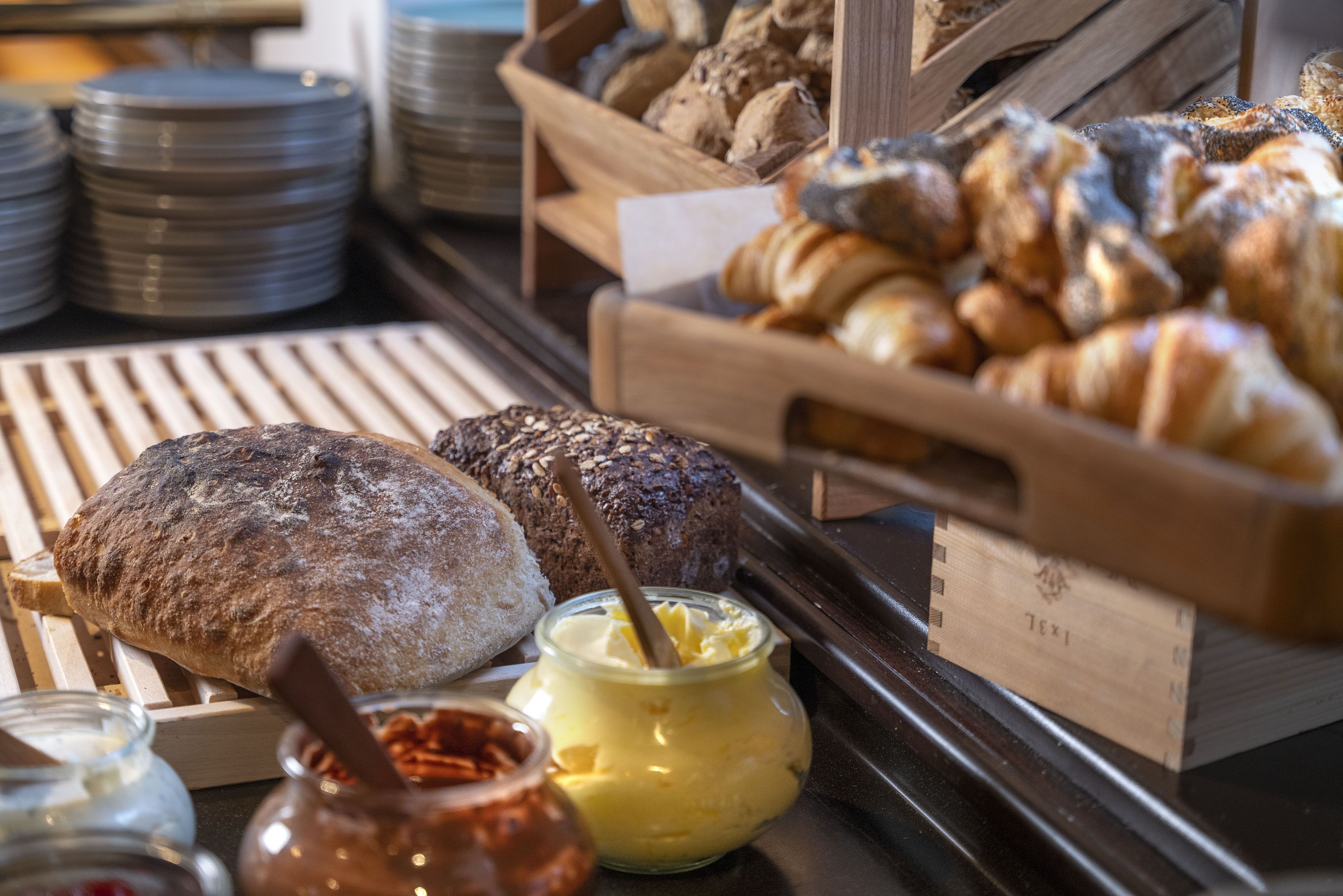 daily buffet breakfast (dkk 175 per person)