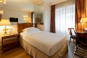 Habitación individual superior | Ropa de cama de alta calidad, edredones de plumas, minibar y caja fuerte