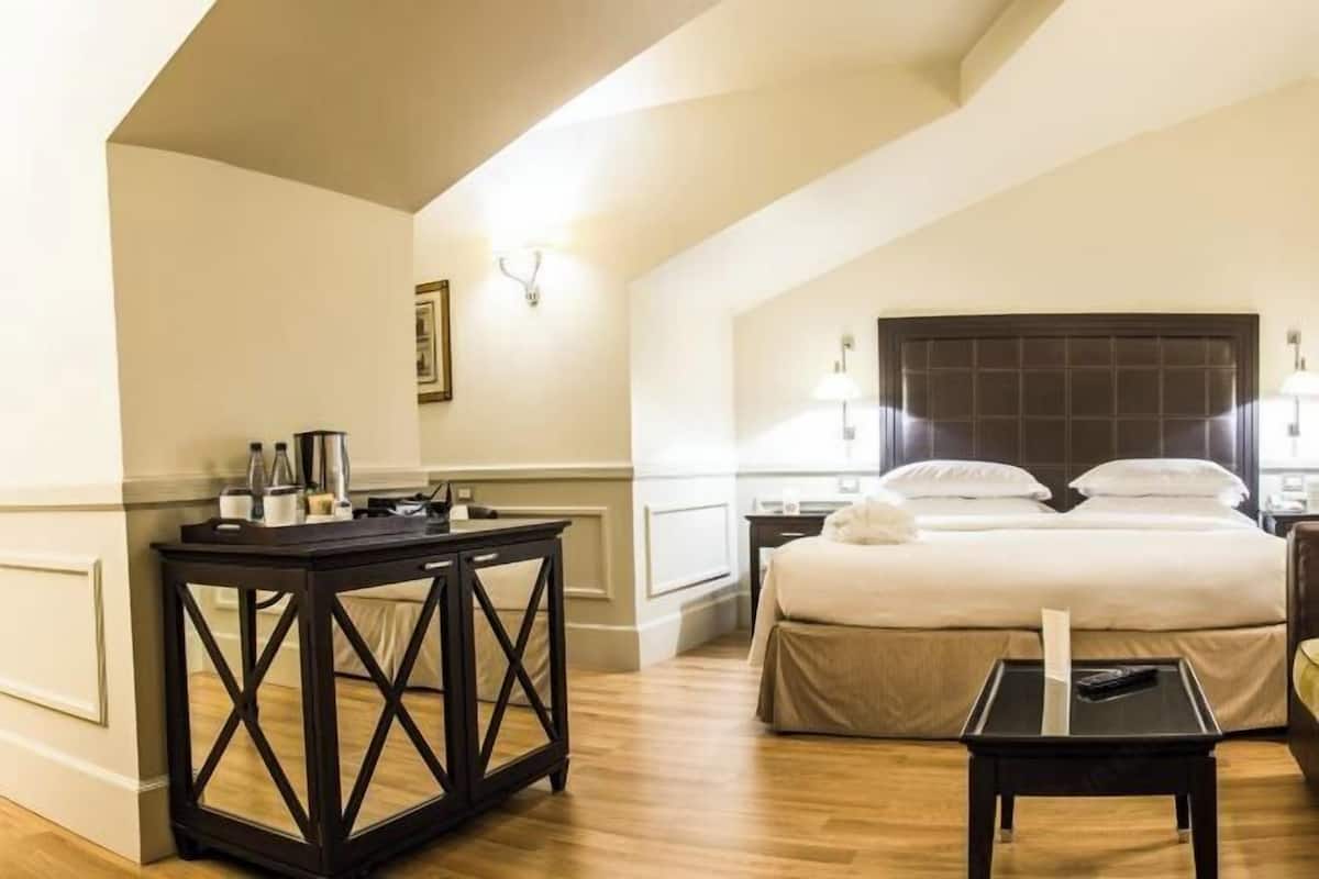 1 bedroom, premium bedding, down duvets, minibar