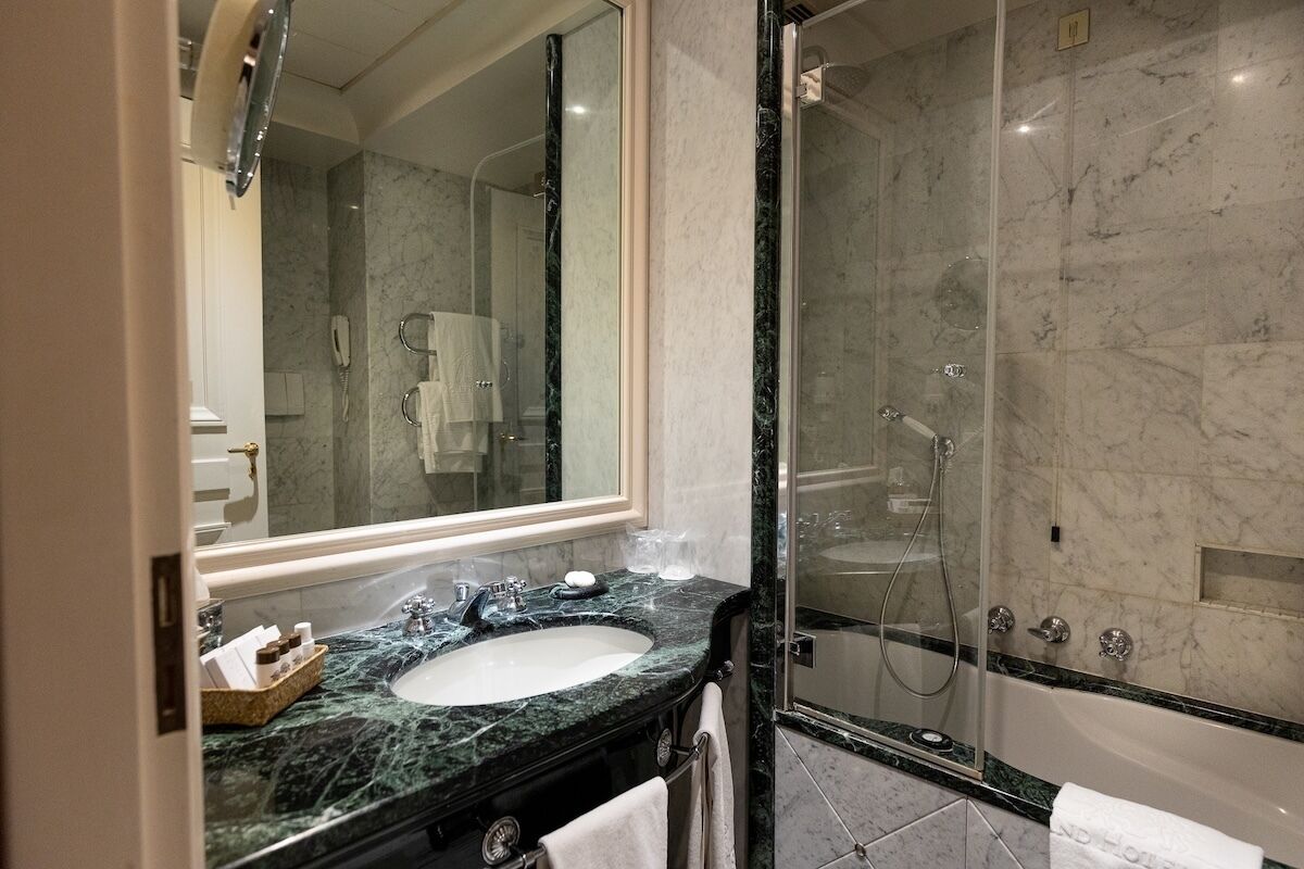 Small Double Room | Bathroom | Combined shower/bathtub, jetted bath, rainfall showerhead