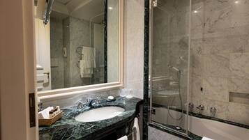 Chambre Double (Small) | Salle de bain | Ensemble douche/baignoire, baignoire à jets, douche à « effet pluie »