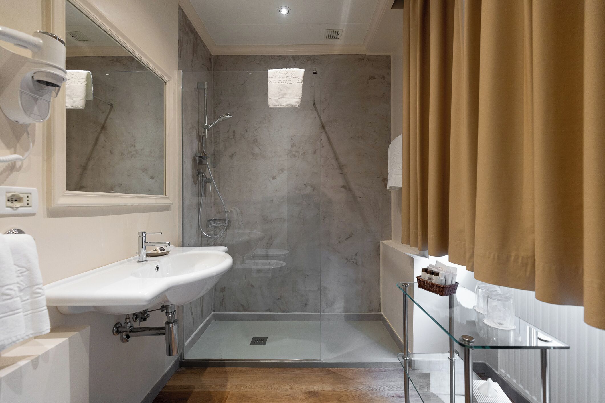 Classic Double Room | Bathroom | Combined shower/tub, jetted tub, rainfall showerhead