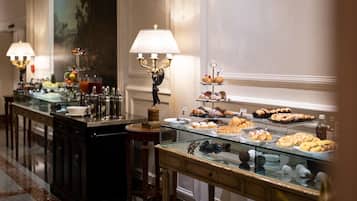 Colazione a base di specialità locali a pagamento