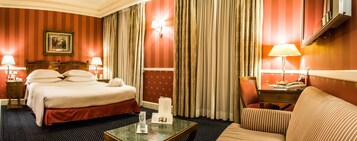 Ropa de cama de alta calidad, cubrecamas y minibar 