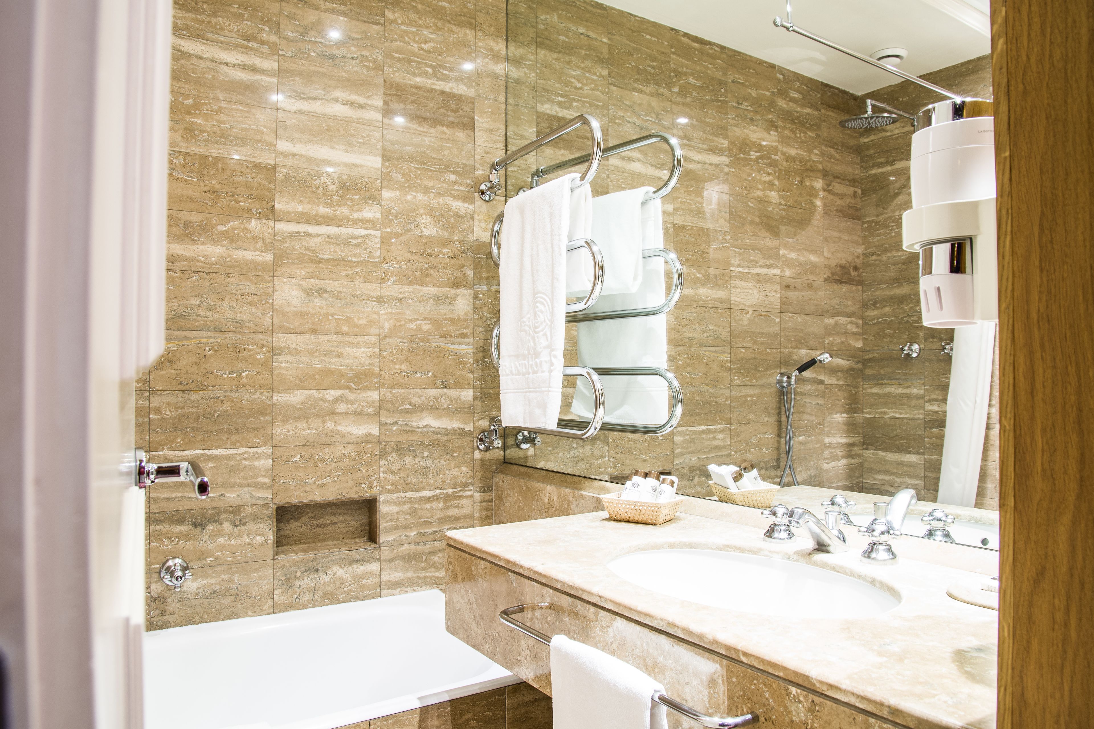 superior single room | bathroom | combined shower/bathtub, jetted bath, rainfall showerhead
