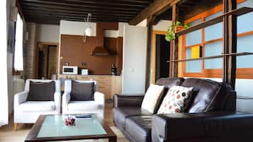 Een minibar, een kluis op de kamer, een bureau, geluiddichte muren